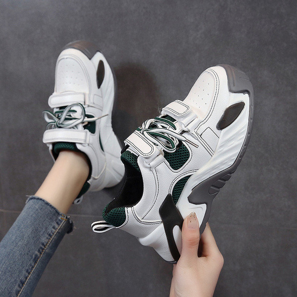 Šiuolaikiniai moteriški spyruokliniai sportbačiai aukštais padais, lipdukais ir kaklaraiščiais