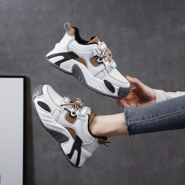 Šiuolaikiniai moteriški spyruokliniai sportbačiai aukštais padais, lipdukais ir kaklaraiščiais