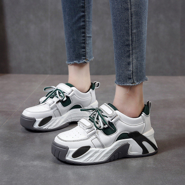 Šiuolaikiniai moteriški spyruokliniai sportbačiai aukštais padais, lipdukais ir kaklaraiščiais