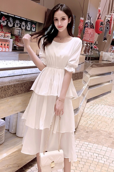 Moteriška laisvalaikio suknelė trumpomis rankovėmis ir apvalia iškirpte