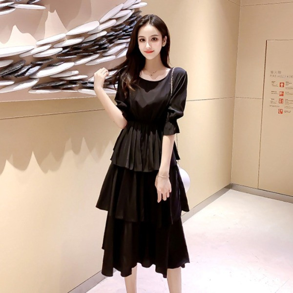 Moteriška laisvalaikio suknelė trumpomis rankovėmis ir apvalia iškirpte