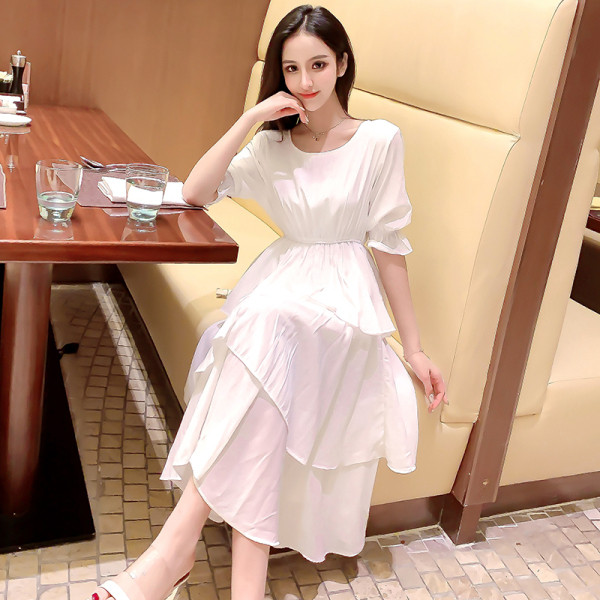 Moteriška laisvalaikio suknelė trumpomis rankovėmis ir apvalia iškirpte