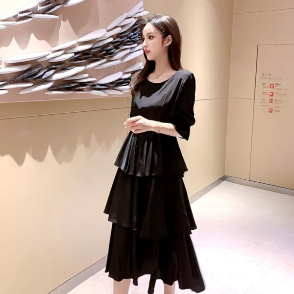 Moteriška laisvalaikio suknelė trumpomis rankovėmis ir apvalia iškirpte