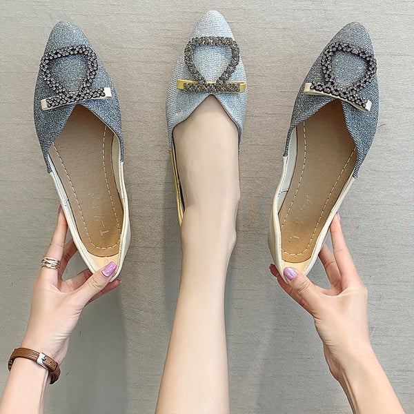 Laisvalaikio moteriški batai plokščiu padu smailaus modelio ir sagtimi