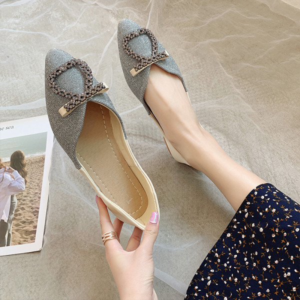 Laisvalaikio moteriški batai plokščiu padu smailaus modelio ir sagtimi