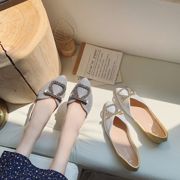 Laisvalaikio moteriški batai plokščiu padu smailaus modelio ir sagtimi