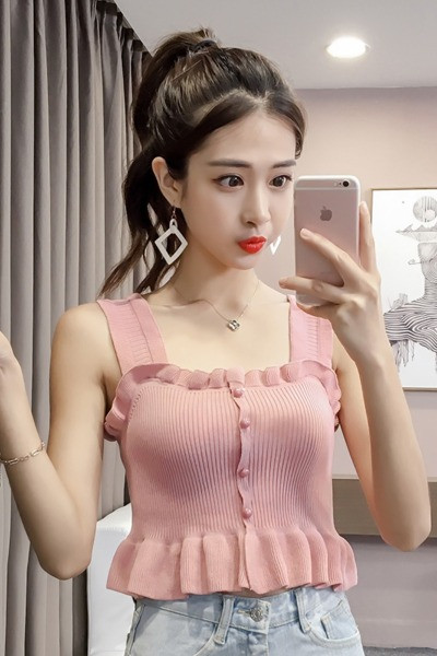 Lühike igapäevane topp õhukesest lokkidega kudumisest