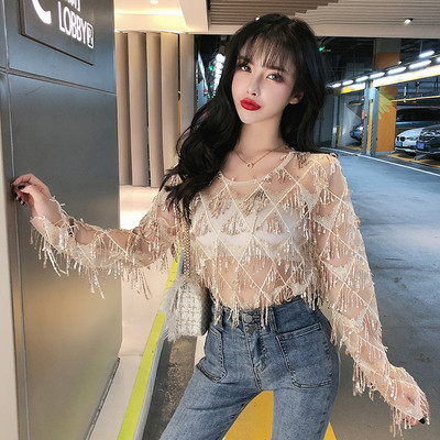 Moderna sieviešu blūze ar bārkstīm un ovālu kakla izgriezumu