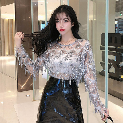 Moderna sieviešu blūze ar bārkstīm un ovālu kakla izgriezumu