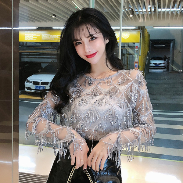 Moderna sieviešu blūze ar bārkstīm un ovālu kakla izgriezumu