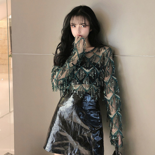 Moderna sieviešu blūze ar bārkstīm un ovālu kakla izgriezumu