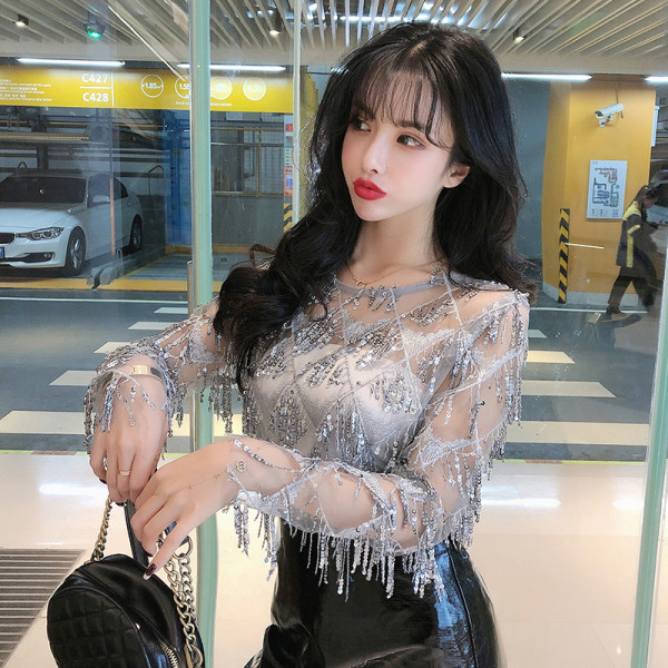 Moderna sieviešu blūze ar bārkstīm un ovālu kakla izgriezumu