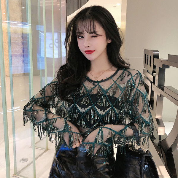 Moderna sieviešu blūze ar bārkstīm un ovālu kakla izgriezumu