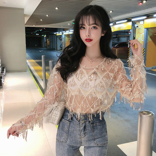 Moderna sieviešu blūze ar bārkstīm un ovālu kakla izgriezumu