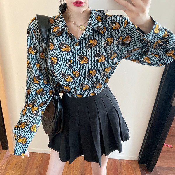 Moteriški marškiniai su širdelėmis su klasikine apykakle ir ilgomis rankovėmis