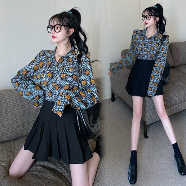 Moteriški marškiniai su širdelėmis su klasikine apykakle ir ilgomis rankovėmis