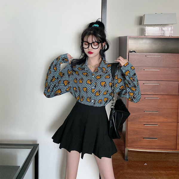 Moteriški marškiniai su širdelėmis su klasikine apykakle ir ilgomis rankovėmis