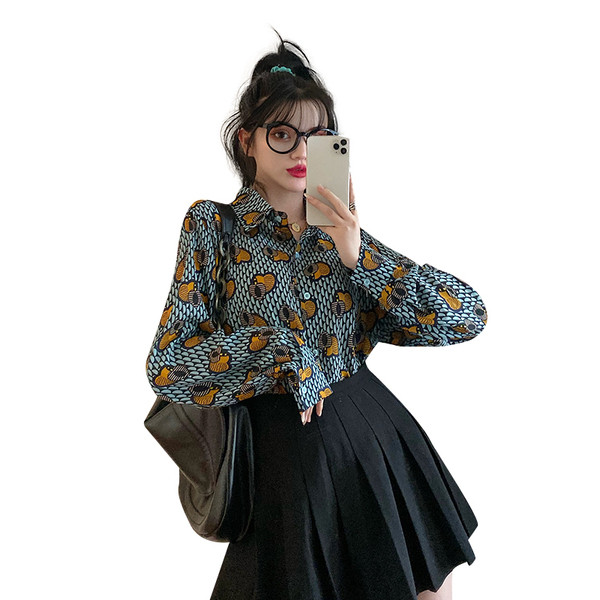 Moteriški marškiniai su širdelėmis su klasikine apykakle ir ilgomis rankovėmis