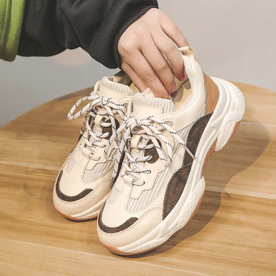 Alkalmi női tornacipő fűzővel és magas talppal