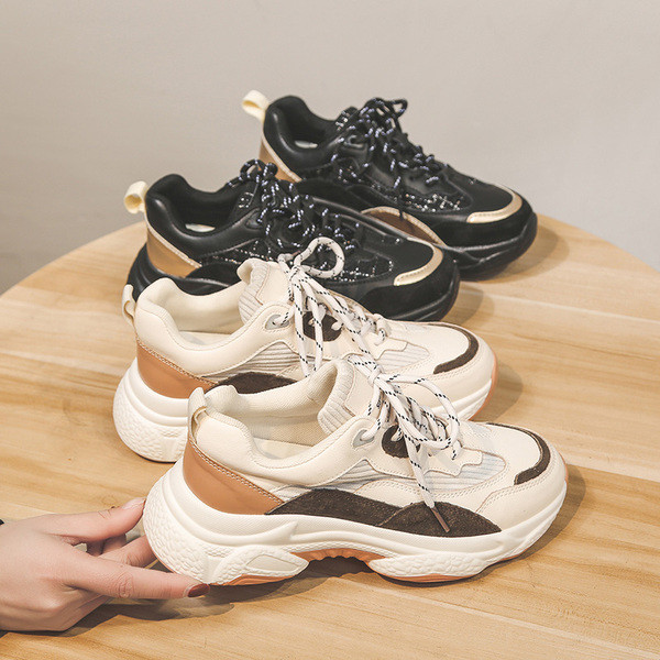 Alkalmi női tornacipő fűzővel és magas talppal