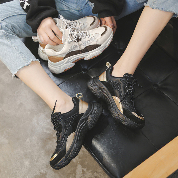 Alkalmi női tornacipő fűzővel és magas talppal