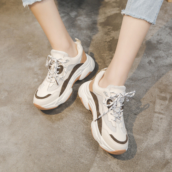 Alkalmi női tornacipő fűzővel és magas talppal