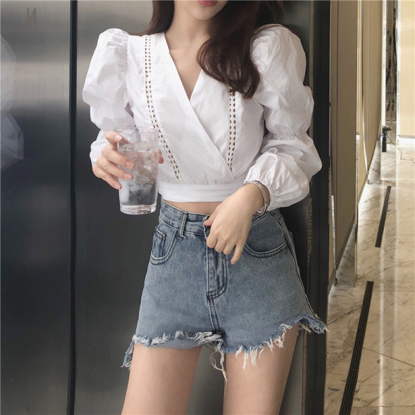 Pavasariniai trumpi moteriški marškinėliai su špicine iškirpte ir pūstomis rankovėmis