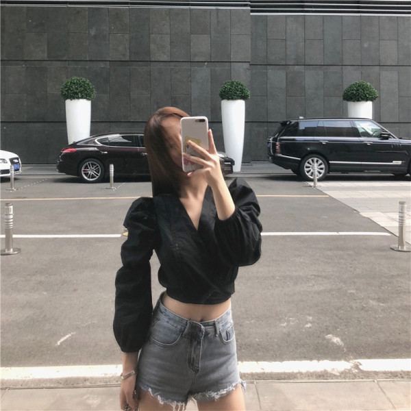 Pavasariniai trumpi moteriški marškinėliai su špicine iškirpte ir pūstomis rankovėmis