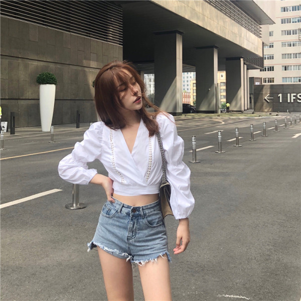 Pavasariniai trumpi moteriški marškinėliai su špicine iškirpte ir pūstomis rankovėmis