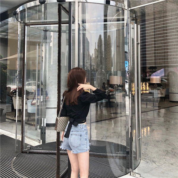 Pavasariniai trumpi moteriški marškinėliai su špicine iškirpte ir pūstomis rankovėmis