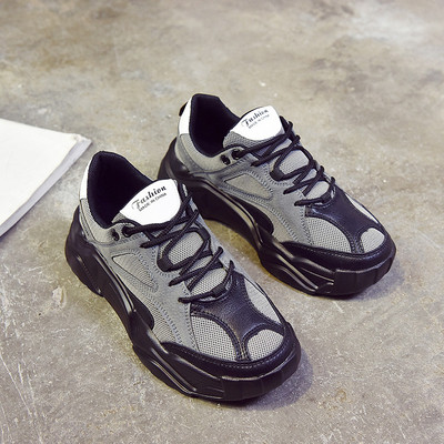 Naujas laisvalaikio moteriškų sportbačių modelis su raišteliais ir aukštu padu