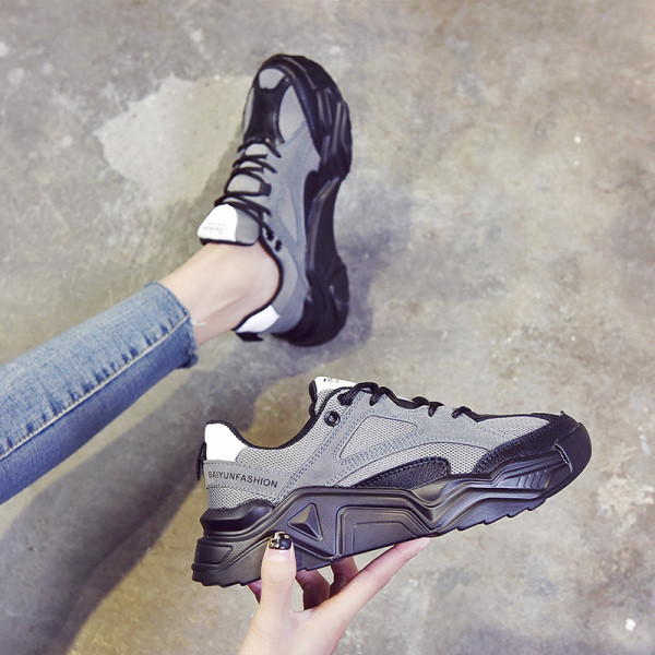 Naujas laisvalaikio moteriškų sportbačių modelis su raišteliais ir aukštu padu