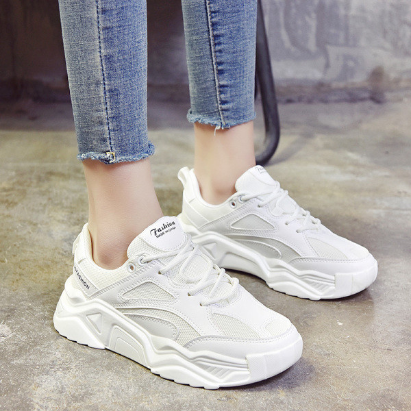 Naujas laisvalaikio moteriškų sportbačių modelis su raišteliais ir aukštu padu