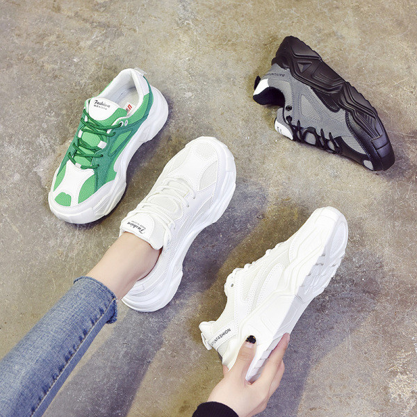 Naujas laisvalaikio moteriškų sportbačių modelis su raišteliais ir aukštu padu