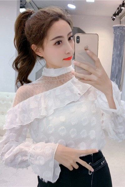 Stilinga moteriška palaidinė pusiau aukšta apykakle ir ilgomis rankovėmis