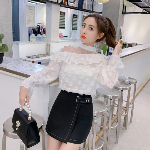 Stilinga moteriška palaidinė pusiau aukšta apykakle ir ilgomis rankovėmis