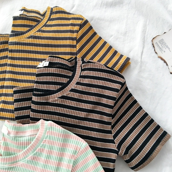 Paprasti moteriški dryžuoti marškinėliai apvalia iškirpte