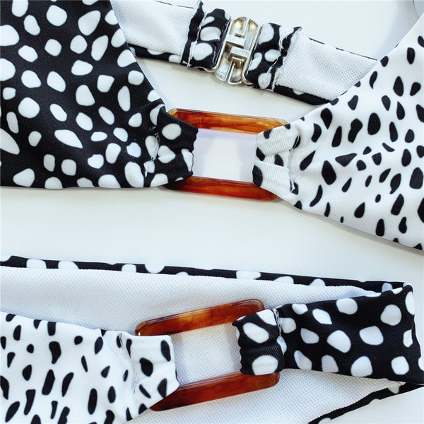 Dvodijelni kupaći kostim s tankim naramenicama u crnoj i bijeloj boji