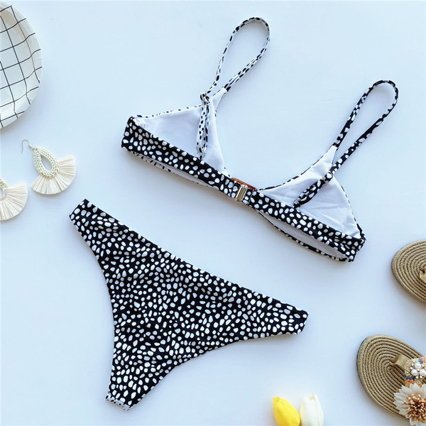 Dvodijelni kupaći kostim s tankim naramenicama u crnoj i bijeloj boji