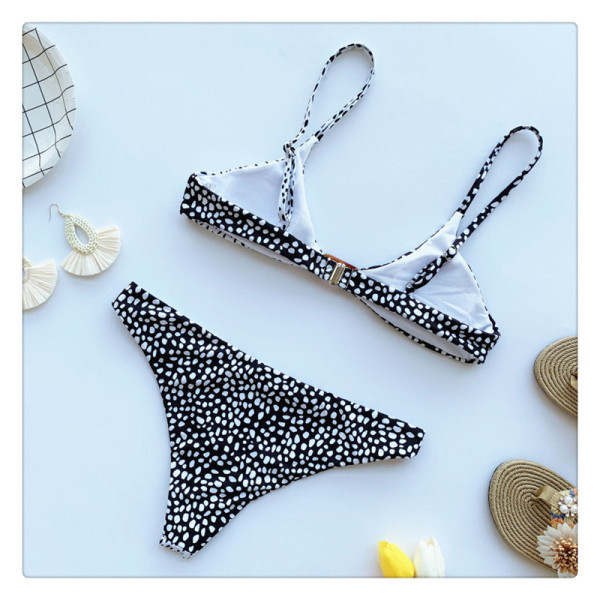 Dvodijelni kupaći kostim s tankim naramenicama u crnoj i bijeloj boji