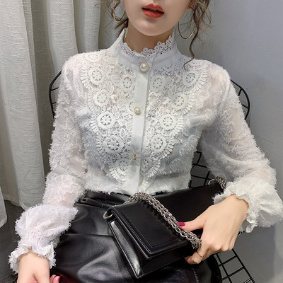 Moteriški nėriniuoti marškiniai su pusiau aukšta apykakle ir perlamutrinėmis sagomis