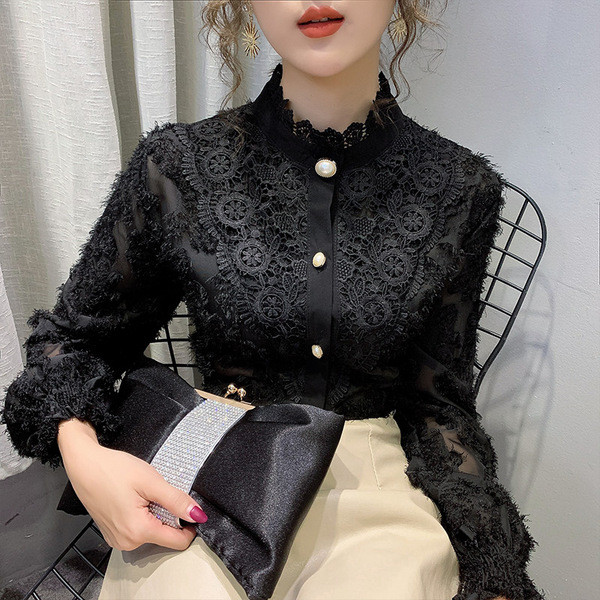 Moteriški nėriniuoti marškiniai su pusiau aukšta apykakle ir perlamutrinėmis sagomis