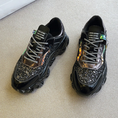 NAUJAS moteriškų sportbačių modelis su blizgiu efektu ir raišteliais