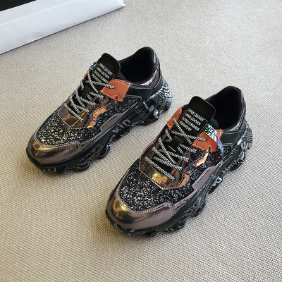 NAUJAS moteriškų sportbačių modelis su blizgiu efektu ir raišteliais