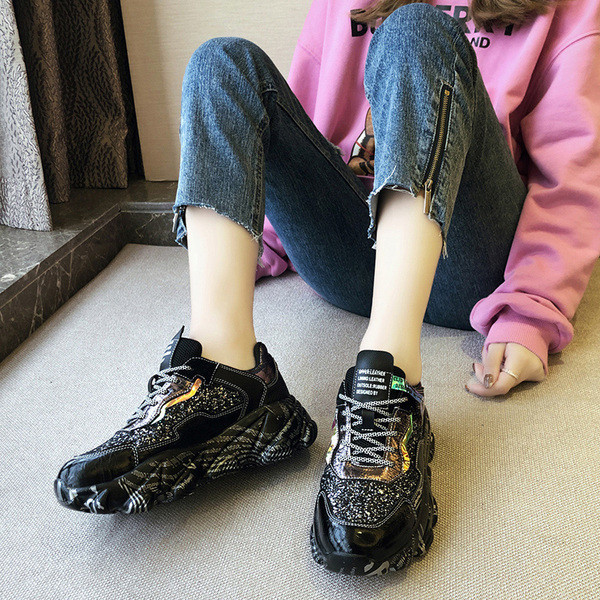 NAUJAS moteriškų sportbačių modelis su blizgiu efektu ir raišteliais