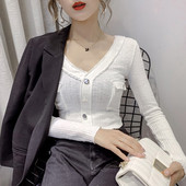 Prigludusi moteriška palaidinė su špico iškirpte ir kišenėmis