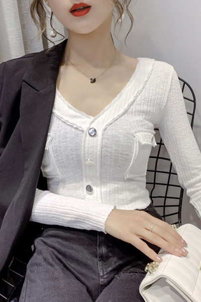 Prigludusi moteriška palaidinė su špico iškirpte ir kišenėmis