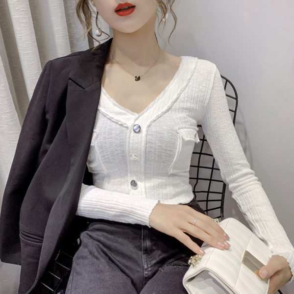 Prigludusi moteriška palaidinė su špico iškirpte ir kišenėmis