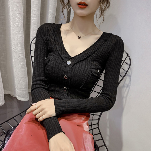 Prigludusi moteriška palaidinė su špico iškirpte ir kišenėmis