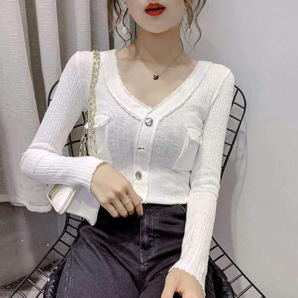 Prigludusi moteriška palaidinė su špico iškirpte ir kišenėmis